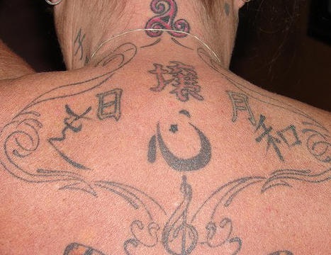 Tatuaggio sulla schiena i disegni & i geroglifici