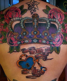 Tatuaggio sulla schiena la corona colorata & i fiori & la serratura