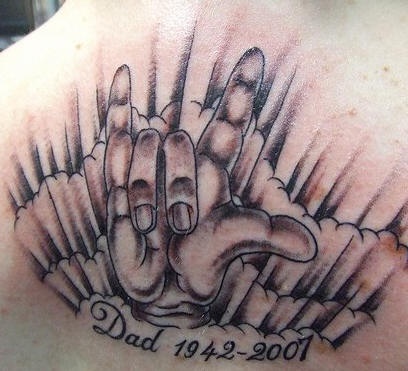Tatuaggio sulla schiena il gesto delle corna & &quotDAD 1942-2007"