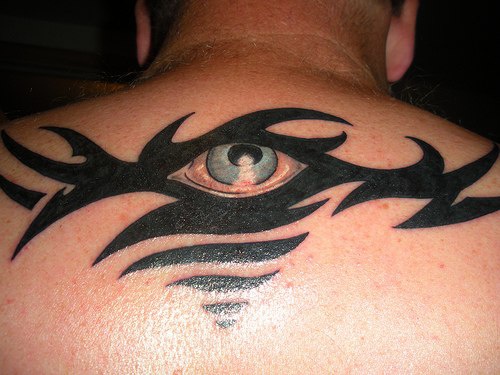 Gran tatuaje del ojo en el cudro negro en la espalda