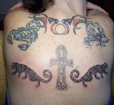 Tatuaje en la espalda con tigres y escorpio y una cruz en medio