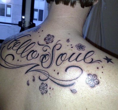Tattoo mit Inschrift &quotHello soul", verzierte mit Blumen am oberen Rücken