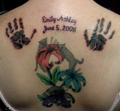 Tatuaje en la espalda flores con gatito y huellas