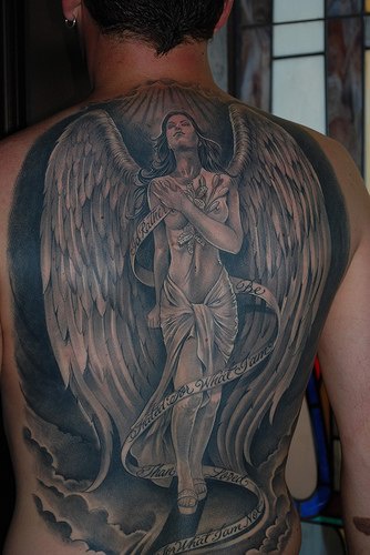 Tatuaje en la espalda precioso ángel en tinta negra