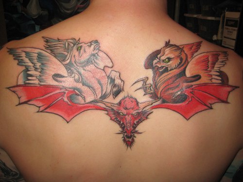 Tatuaggio sulla schiena il pipistrello terribile rosso & Pegaso & l&quotaquila
