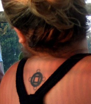 Le tatouage de haut du dos avec un figure de cercle et des carrés