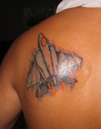 Tatuaggio colorato sulla spalla l&quotaereo