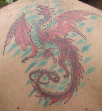 Tatuaggio grande sulla schiena il dragone rosso azzurro