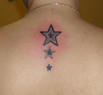Sterne-Tattoo am oberen Rücken in verschiedenen Größen
