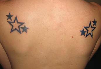 Tatuaje en la espalda estrellas en tinta negra