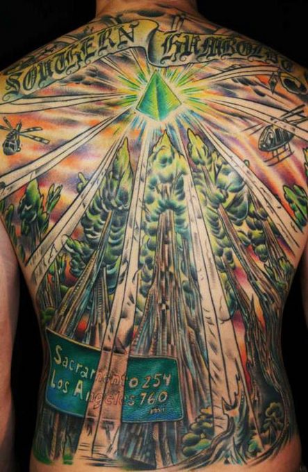 Tatuaggio enorme colorato sulla schiena la piramide che porta luce nelle tutte parte del mondo