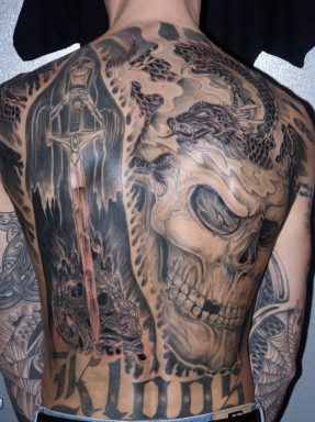 Le tatouage sur le dos sur le thème de la morte