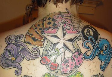 Tatuaggio colorato sulla schiena la stella & i dadi & le carte da gioco & gli uccelli