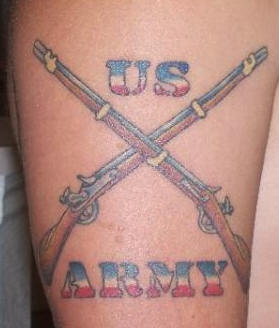 el tatuaje militar de dos escopetas cruzadas &quotel ejercito de US"