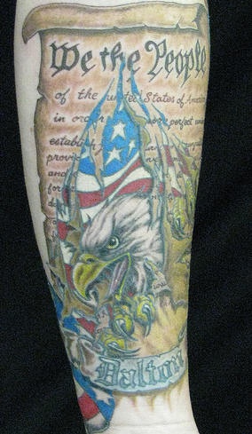 el tatuaje de la constitucion americana rota por una aguila heccho en color