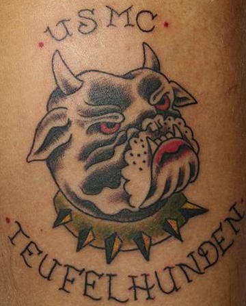 el tatuaje de un perro buldog diablo &quotusmc"