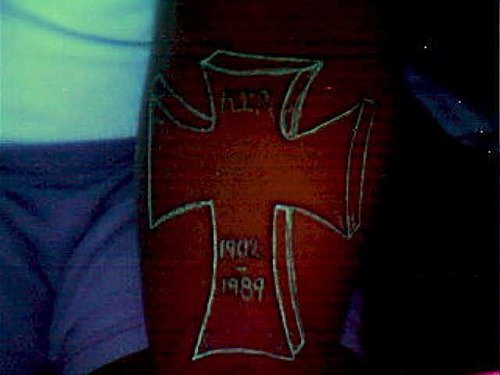 Le tatouage de la pierre tombale fluorescente