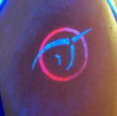Einhorn Symbol leuchtendes Tattoo