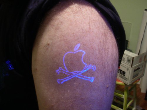 Le tatouage de logo d&quotApple à l&quotencre ultraviolette