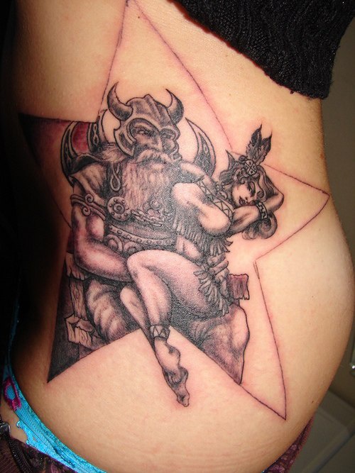 Gran tatuaje el viking con la mujer en la estrella