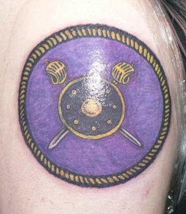 Círculo de los vikings tatuaje en color violeta