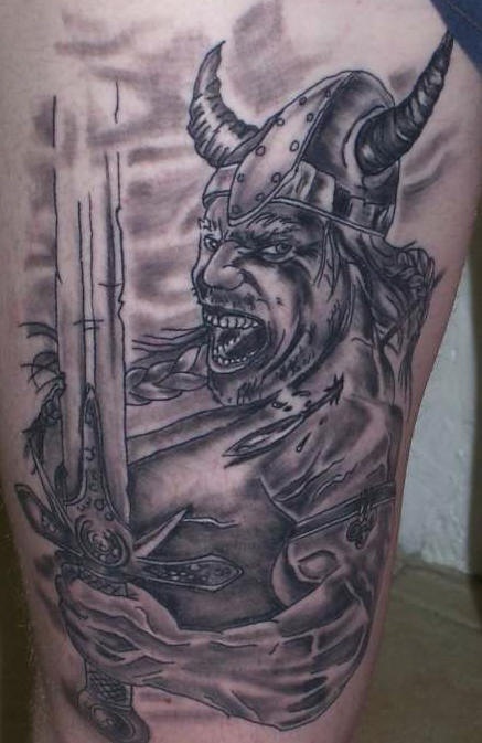 Guerreo viking gritando con espada grande tatuaje en tinta negra