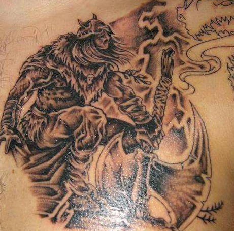 Grueso viking con la hacha grande en el tatuaje
