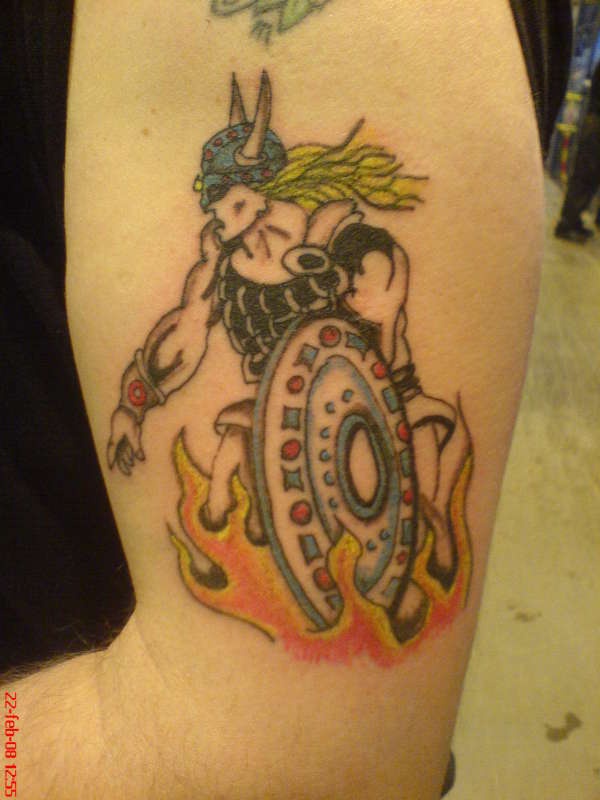 Tatuaje guerrero viking en el fuego en color