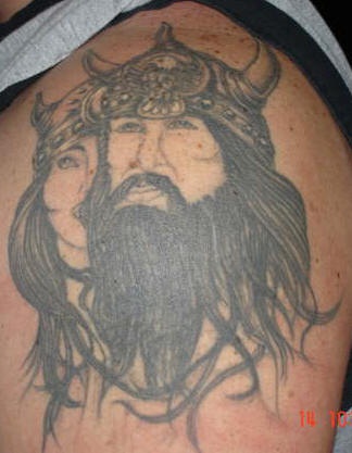 Tatuaje guerrero viking con su mujer
