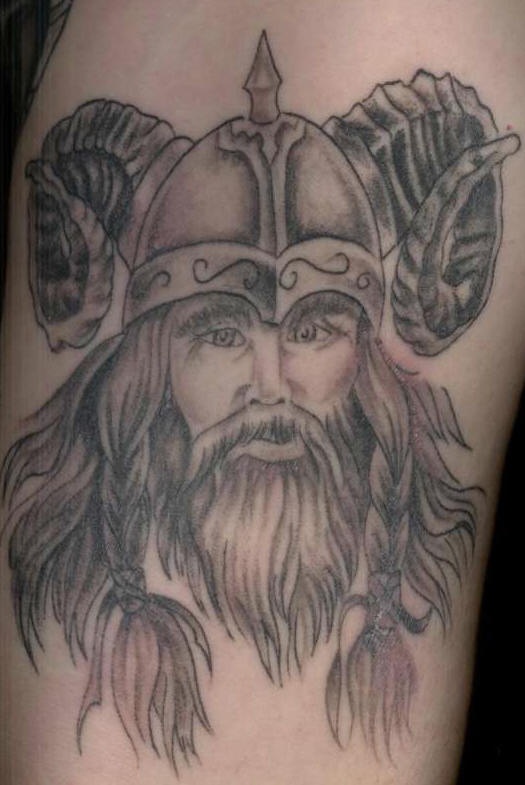 Tatuaje guerrero viking en el casco con cuernos