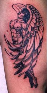 Interesante tatuaje el viking con grandes alas del ángel