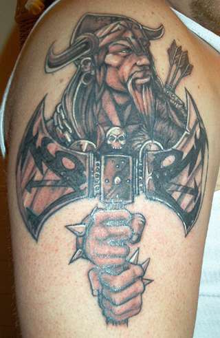 Tatuaje guerrero viking flechas y hacha grande