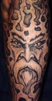 Impresionante tatuaje cabeza del viking parecido al animal con los ojos rabiosos