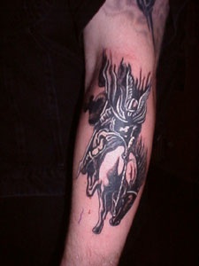 Pequeño tatuaje del viking en tinta oscura