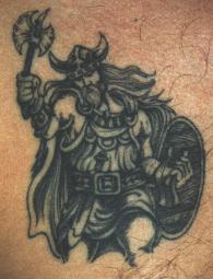 Bonito tatuaje del viking con hacha y escudo