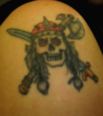 Tatuaje pequeño el cráneo del viking con hacha y espada