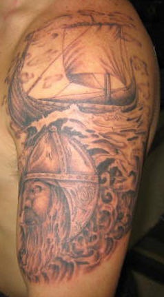 Gran tatuaje en el brazo cabeza del viking y  la nave de los vikings