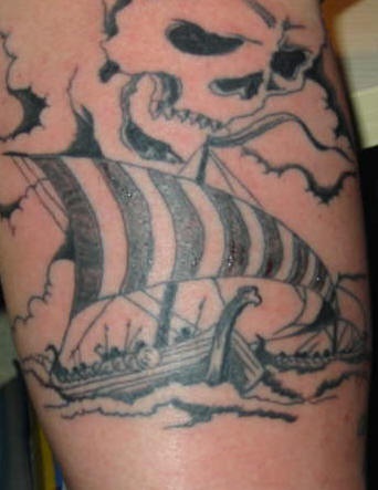 La nave de los vikings en el mar y la imagen del cráneo vigilando desde arriba
