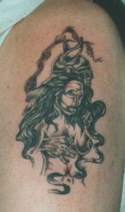 Tatuaje la mujer viking con el pelo largo