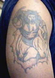 Viking furioso tatuaje en el hombro