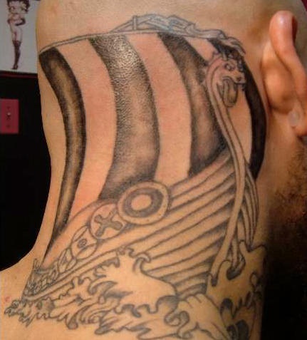 Tatuaje en tinta negra con la nave de los vikings en el mar