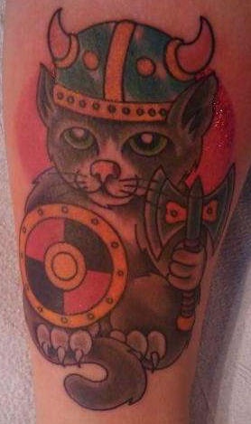 Bonito tatuaje del gato estilo viking con espada y hacha en sus patas