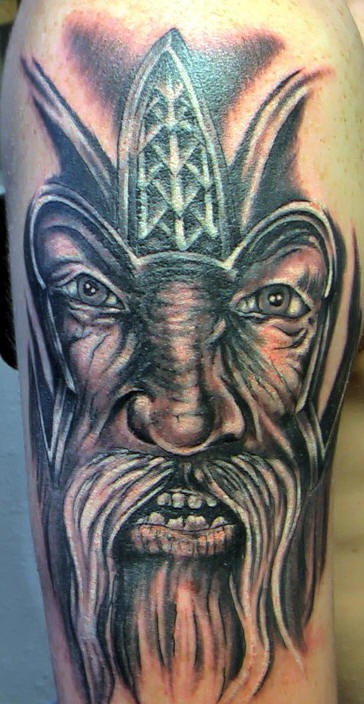 Tatueje muy realístico retrato del viking