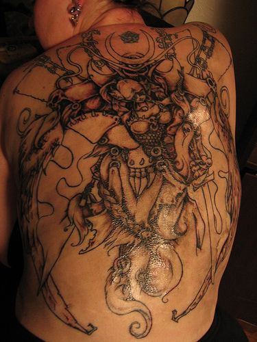 Gran tatuaje la lucha de los vikings en la espalda