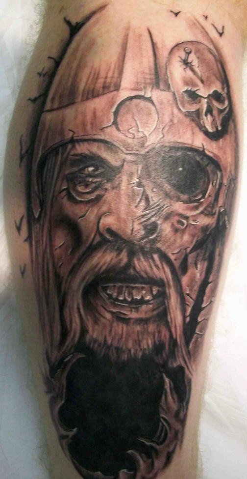 Cabeza del viking anciano muy fatigado tatuaje en tinta oscura