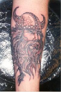 Tatuaje en tinta negra el viking en el casco con los cuernos