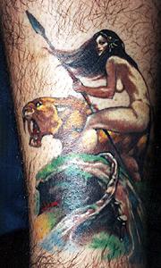 Muy bonito tatuaje en color la mujer viking cerca del tigre