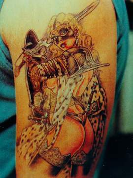 Seductora mujer viking tatuaje en color