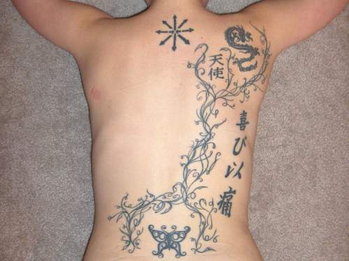 Schwarzes Tattoo mit Rebe am Rücken