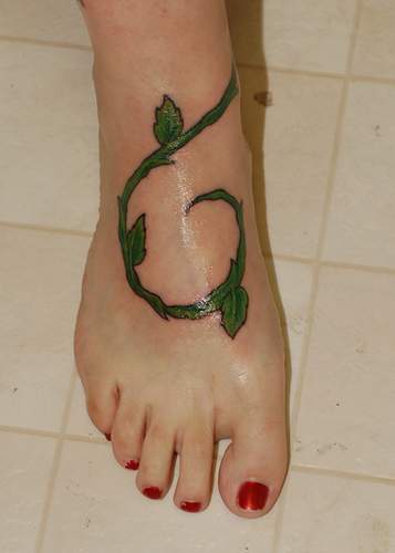 Muy realístico tatuaje la cepa verde el el pie